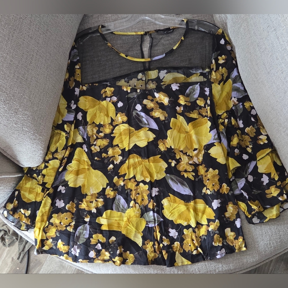 Unique Spectrum Yellow and Black Floral Blouse - Picture 5 of 7